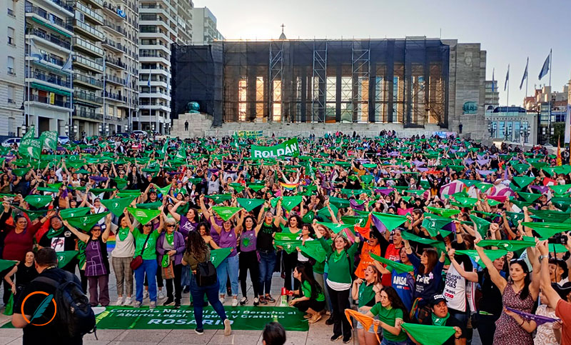 Milei contra el feminismo: “La locura de los pañuelitos verdes nos está costando en términos previsionales”