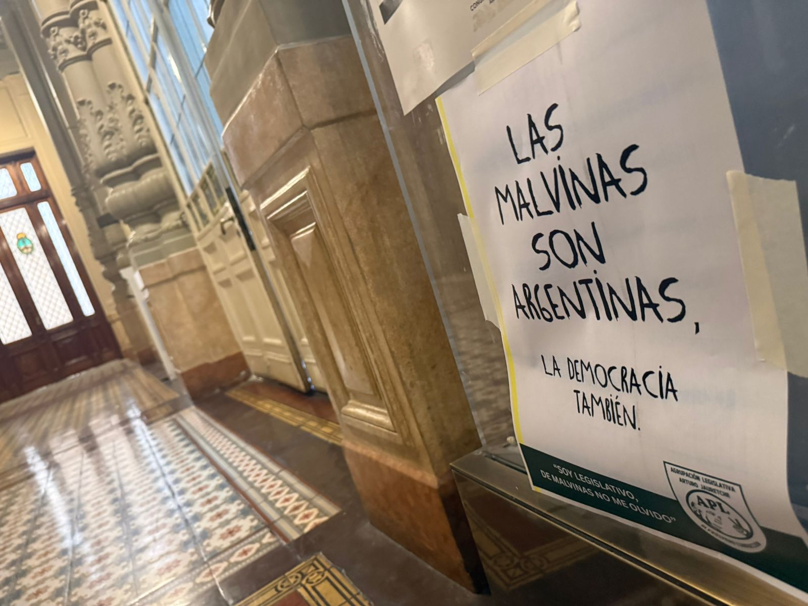 Trabajadores del Congreso realizaron una jornada contra el retiro de consignas sobre Malvinas