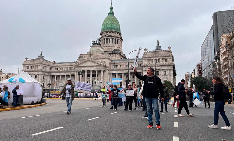 No abandonan su lucha: jubilados se movilizaron al Congreso contra el ajuste del Gobierno nacional