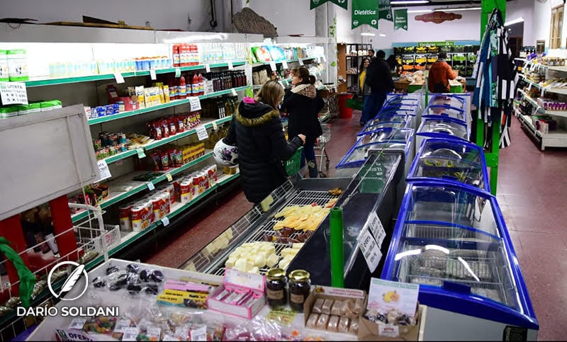 El almacén como termómetro de la crisis: compras pequeñas, segundas marcas y fiado para llegar a fin de mes