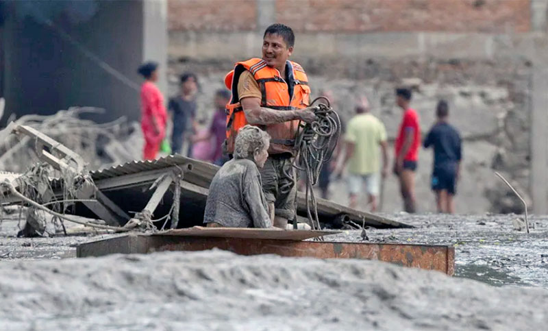 Tragedia en Nepal: asciende a 350 la cifra de muertos y a más de 1.000 la de desaparecidos