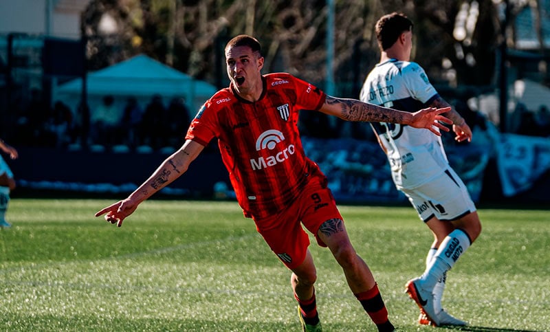 Módica, intratable: triplete en La Plata y goleador del fútbol argentino