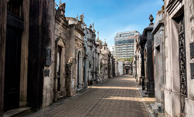 Sin cafés entre las tumbas: finalmente no habrá un comercio en una bóveda del Cementerio de la Recoleta