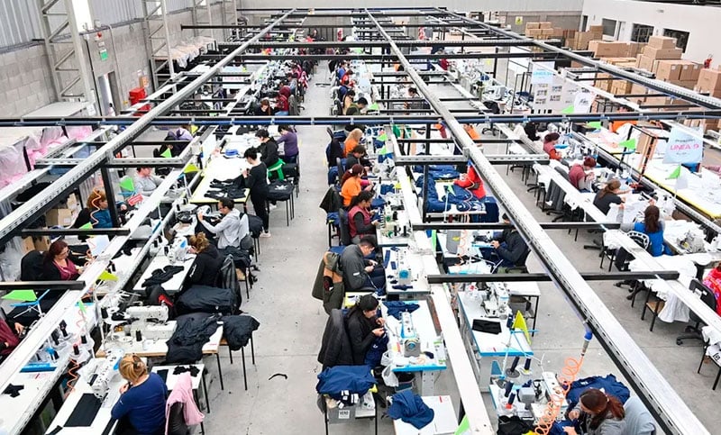 El ex Puma Santiago Phelan cerró su empresa textil tras la caída de ventas y apuntó contra la política económica