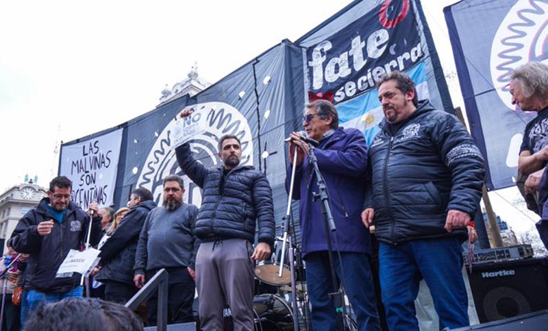 Trabajadores de FATE marcharon a Plaza de Mayo contra el cierre de la planta, en un conflicto que ya lleva seis meses