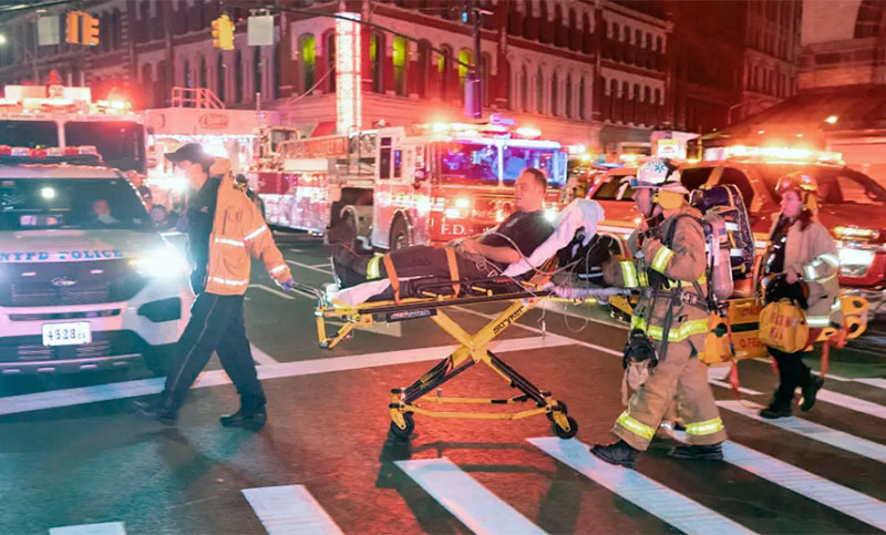 Un incendio en un tren de mantenimiento del metro de Nueva York deja 14 heridos y complica el servicio