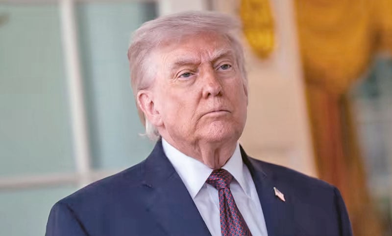 Trump dice que solo “seminegocia” con Irán mientras mantiene la presión sobre el estrecho de Ormuz