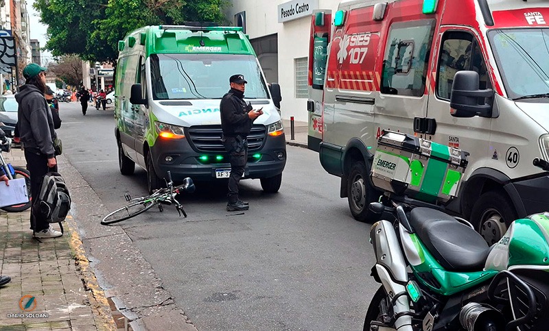 Chocaron un taxi y una bicicleta en Urquiza y Entre Ríos: el tránsito estuvo cortado 