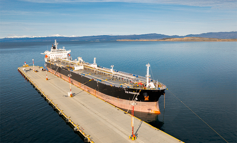 “Rifar la soberanía del país”: denuncian que Milei autorizó el amarre de un barco británico en Ushuaia