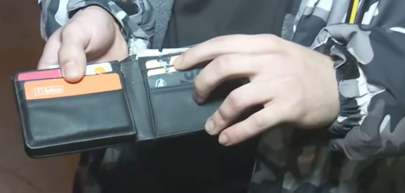 Un hombre recibió un disparo en un intento de robo y su hijo se salvó porque la bala pegó en la billetera