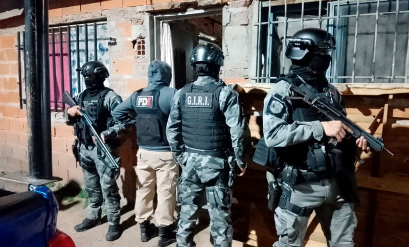 Tras cuatro allanamientos secuestraron 148 envoltorios con estupefacientes y detuvieron a una mujer en zona sur