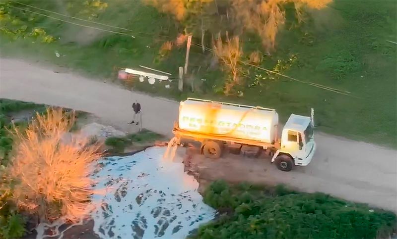 San Lorenzo: detectan desde un avión policial a un camión que arrojaba desechos cloacales a un arroyo