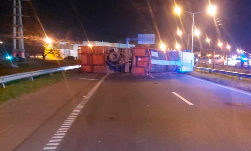 Volcó un camión con ganado en el extremo sur de la ciudad: cinco detenidos por faenar animales y caos de tránsito