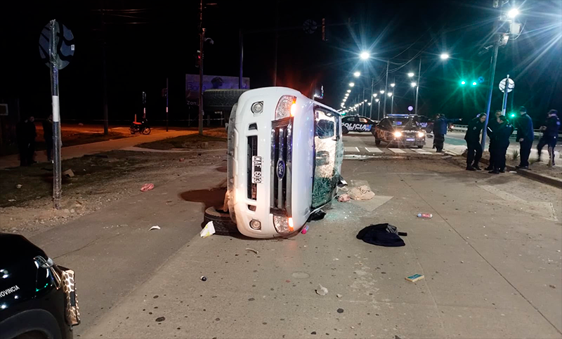 Funes: robaron un comercio, se fueron con la camioneta del dueño y volcaron en la huída