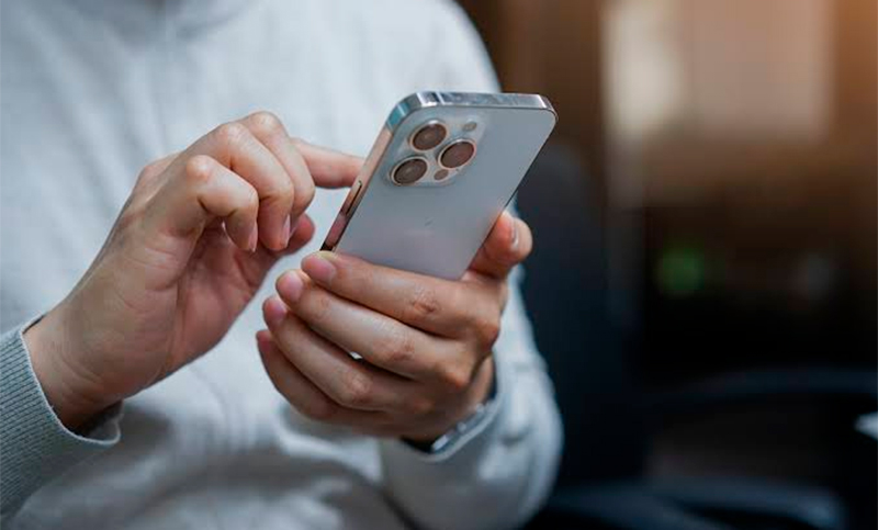 Elon Musk le puso fecha de vencimiento a los celulares: ¿cuándo serán reemplazados por la inteligencia artificial?
