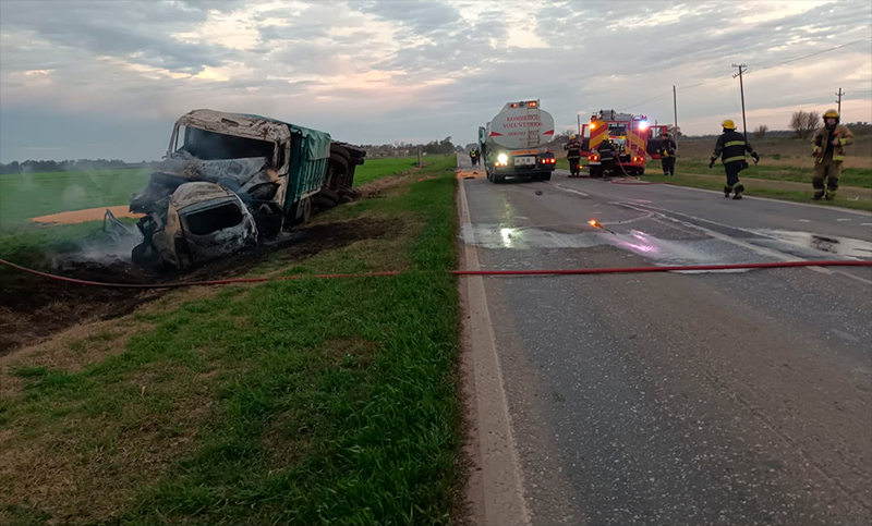 Siniestro fatal en la ruta 21: chocó de frente contra un camión, el vehículo se incendió y el conductor quedó atrapado en las llamas