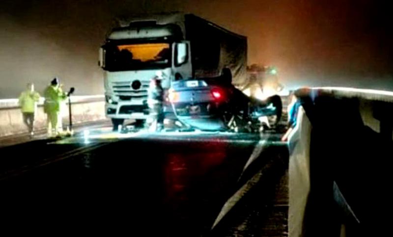 Un auto y un camión chocaron de frente en el puente Rosario-Victoria y el tránsito está cortado