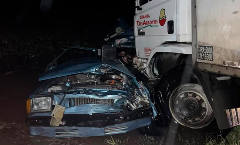 Siete muertos, entre ellos tres menores, por el choque frontal entre un auto y un camión