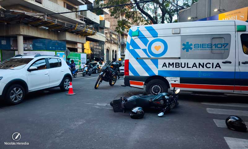 Fuerte choque en el microcentro entre un auto y una motocicleta