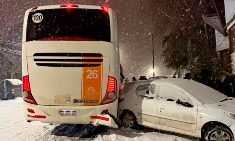 Bariloche: un colectivo que trasladaba a casi 50 estudiantes perdió el control y chocó a siete autos