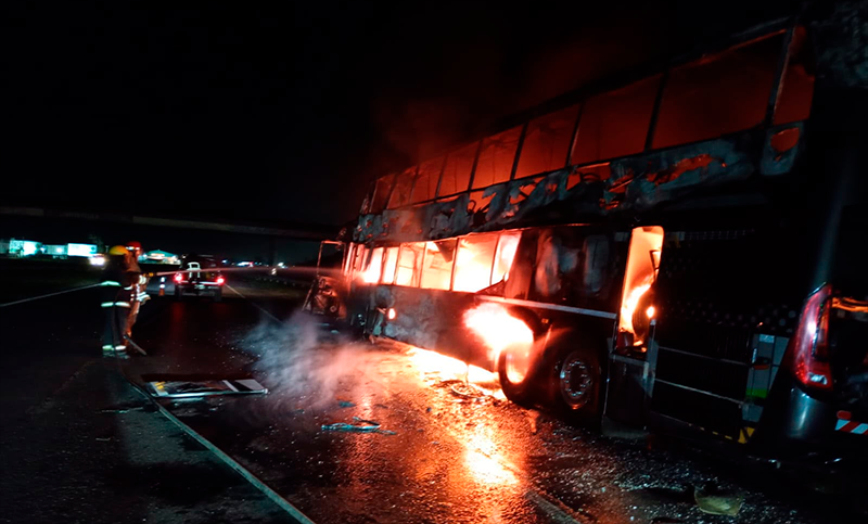 Autopista Rosario-Buenos Aires: se incendió un micro de larga distancia y asistieron a sus conductores