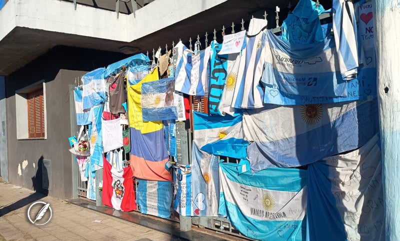 El emotivo homenaje de la gente en la casa de la familia Messi