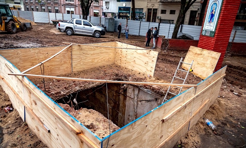 Sorpresa en el centro rosarino: reparaban una plaza y encontraron cámaras y túneles subterráneos 