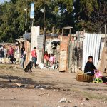 Pobreza infantil: cuatro de cada 10 chicos tienen dificultades para acceder a ropa y calzado en Argentina