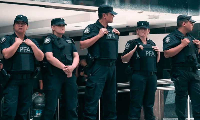 Disponen un aumento del 10% para la Policía Federal, pero el 65% del personal seguirá bajo la línea de la pobreza