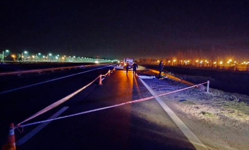 Tragedia en la autopista: un peatón murió tras ser atropellado por un camión a la altura de Roldán