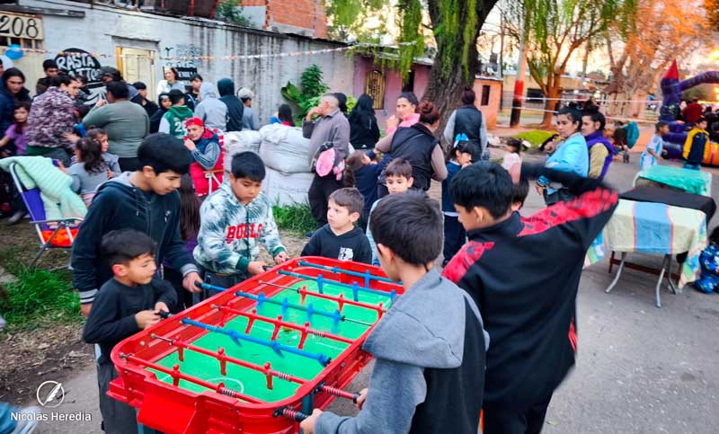 Juguetes, diversión y un plato de comida para los chicos de Tablada