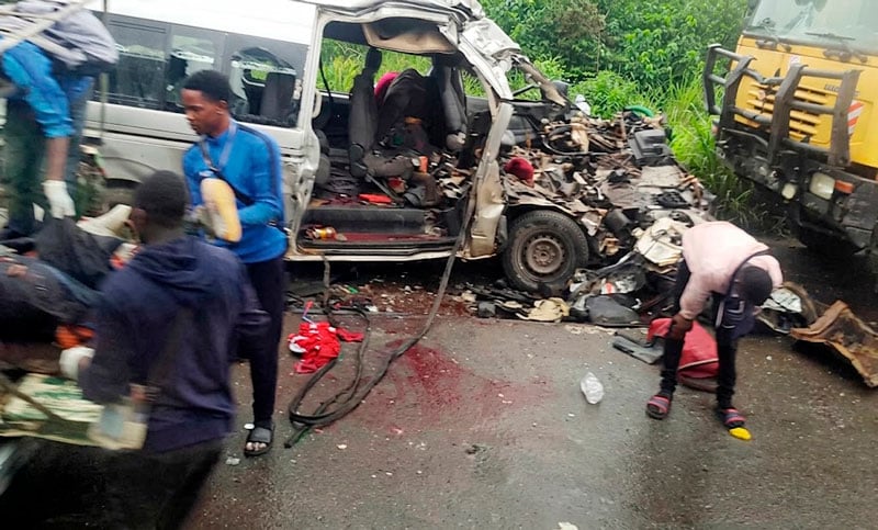 Trágica colisión en Camerún entre un colectivo y un camión dejó siete muertos y 10 heridos