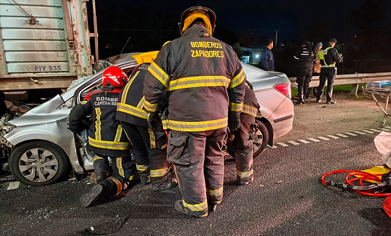 Choque en la autopista a Santa Fe: el conductor de un auto tuvo que ser rescatado por bomberos
