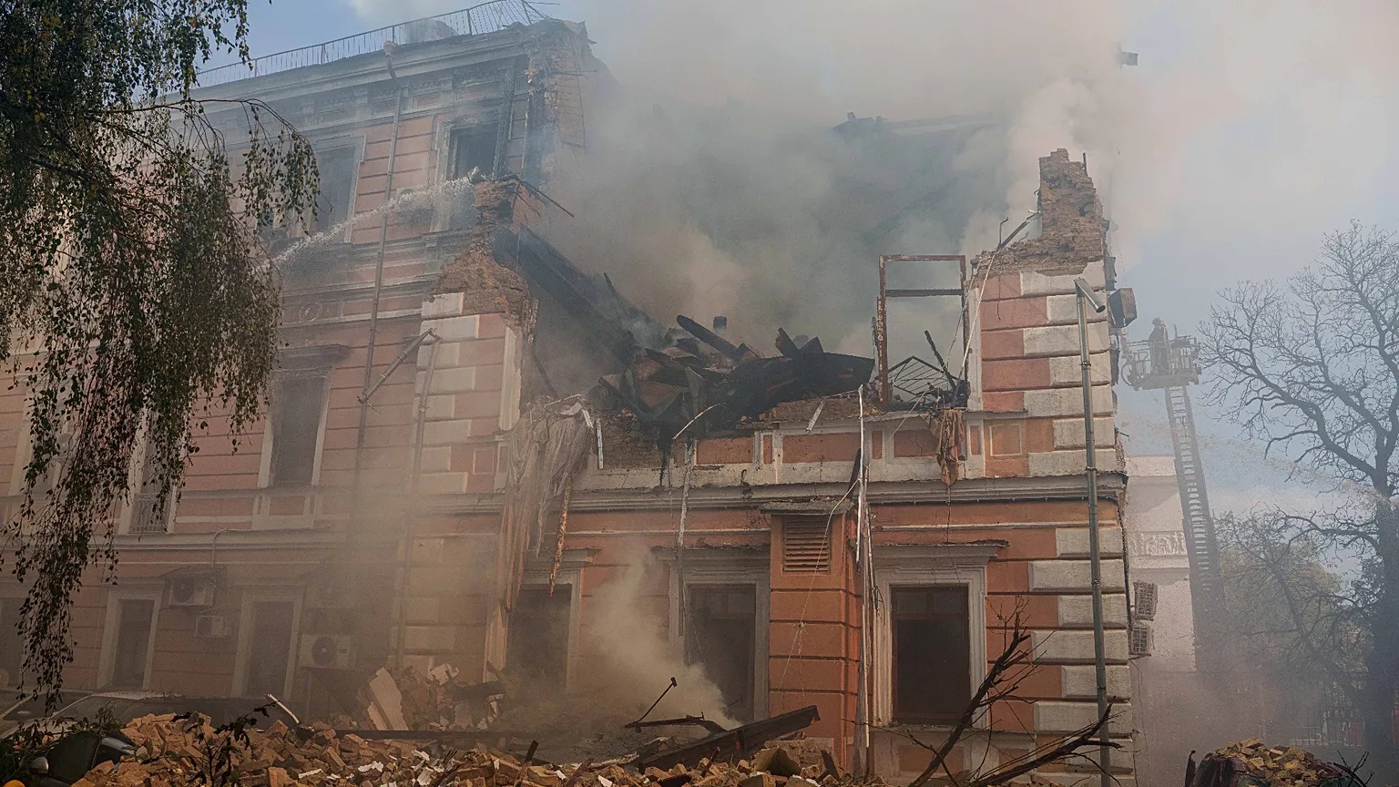 Rusia bombardea la Academia de Ciencias de Kiev con un saldo de al menos siete muertos