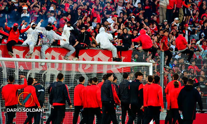 Banderazo: la pasión de los Leprosos en la arenga previa al clásico