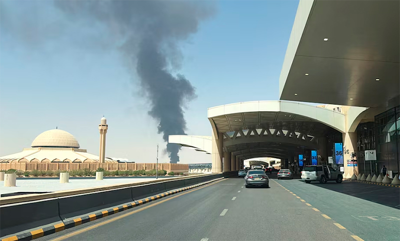 Alerta aérea en Arabia Saudita: reportaron explosiones y humo cerca del aeropuerto de Riad 