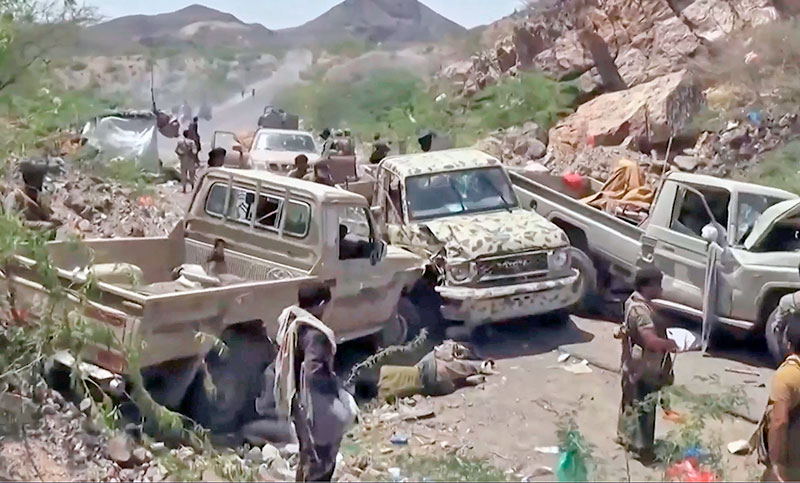 Los hutíes de Yemen aseguran haber golpeado con drones y misiles una base militar clave saudí