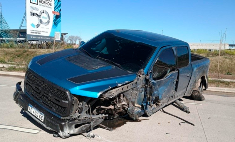 Fuerte siniestro vial en Fisherton: testigos aseguran que el conductor iba a muy alta velocidad y se trataría de un jugador de Central
