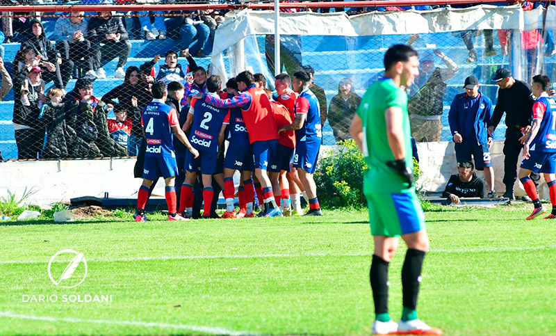 Central Córdoba golea 3 a 0 a Argentino en el Gabino Sosa y se queda con el clásico del ascenso
