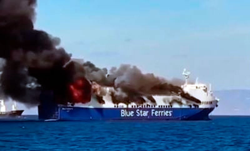 Evacuaron a 29 personas tras un incendio en un ferry frente a la isla griega de Mykonos