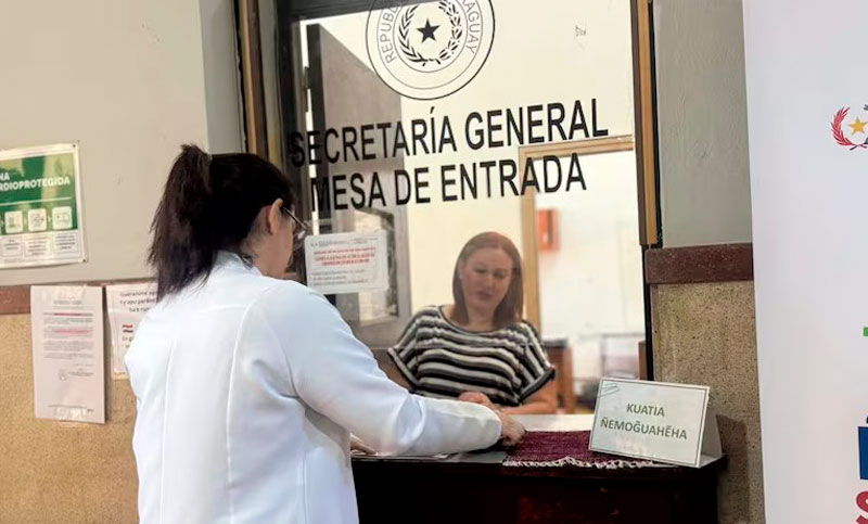 Caos en los hospitales paraguayos: renuncia masiva de médicos pone en jaque al Gobierno