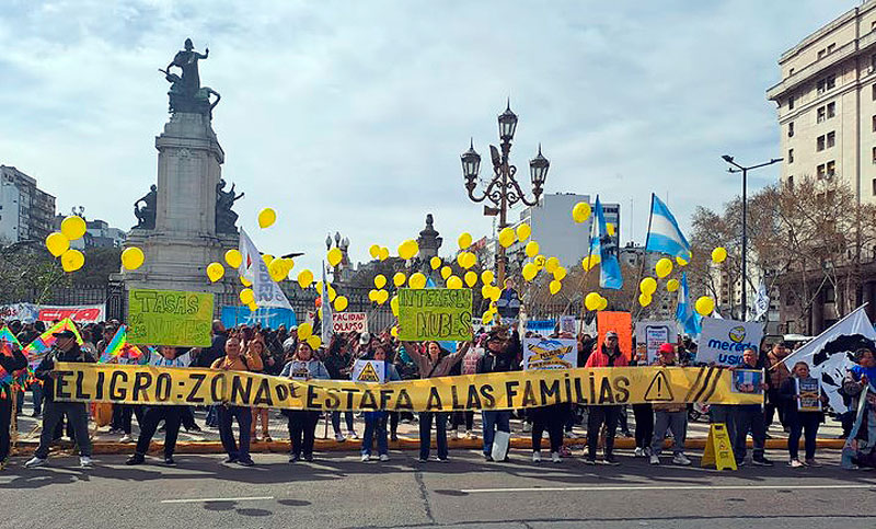 Endeudados, personas con discapacidad y jubilados se movilizaron frente al Congreso