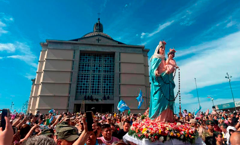 Miles de fieles celebran a la Virgen del Rosario de San Nicolás en el 43° aniversario de su manifestación