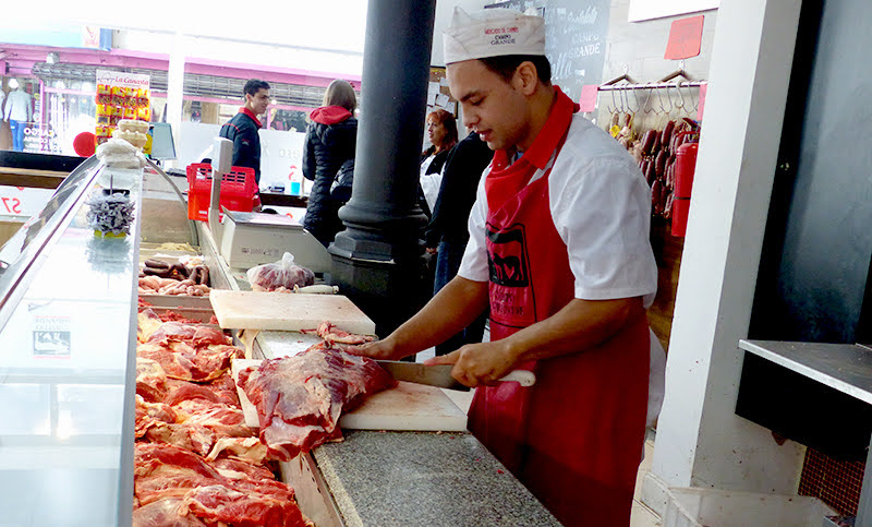 El consumo de carne vacuna cayó casi 10% interanual en agosto y permanece en mínimos históricos