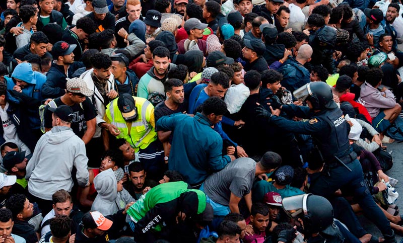 Tensión y desbordes en Ceuta durante un nuevo traslado de migrantes hacia carpas temporales en el enclave español