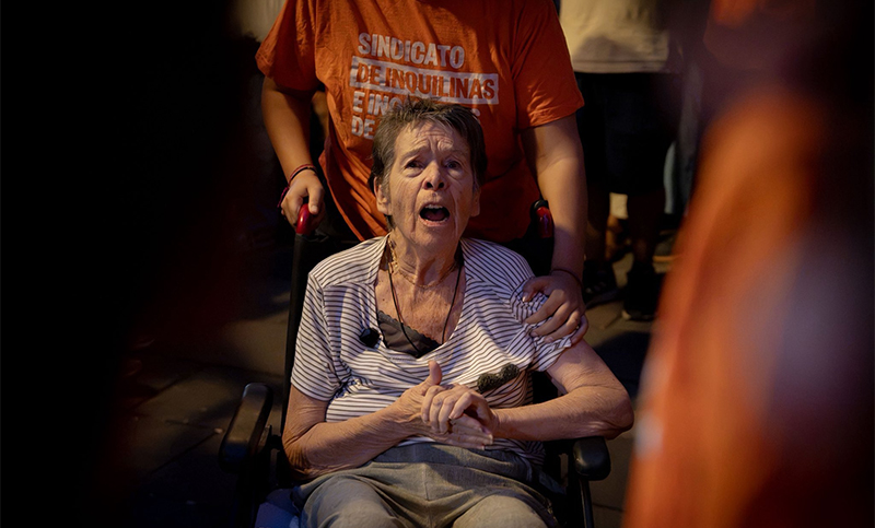 Desalojan en España a una mujer de 87 años con discapacidad que no podía pagar su alquiler