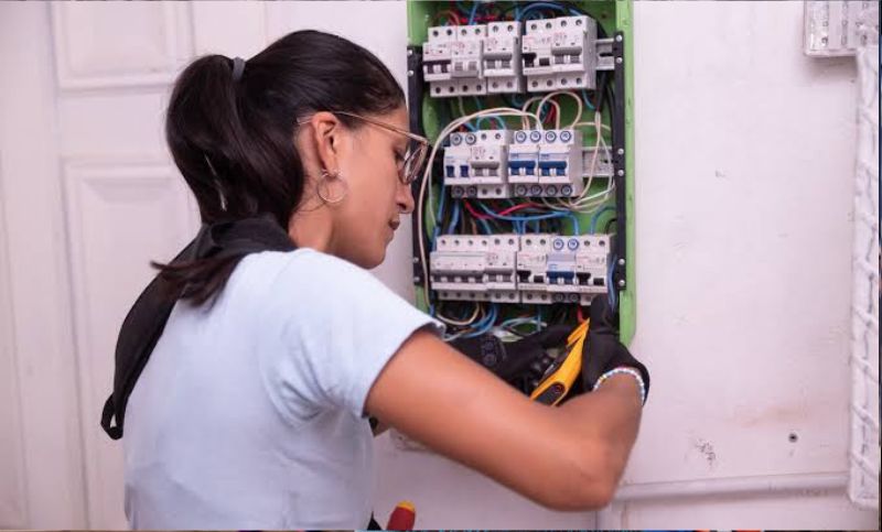 Revolución técnica: aumenta un 60% la cantidad de mujeres que aprenden electricidad y energías renovables