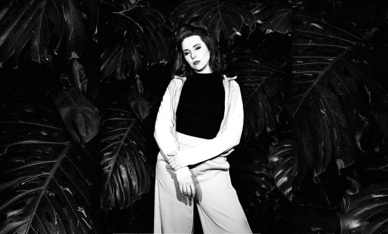 Un viaje de resiliencia y texturas sonoras: Sophie Sobral presenta «11 Pasos», su primer álbum solista