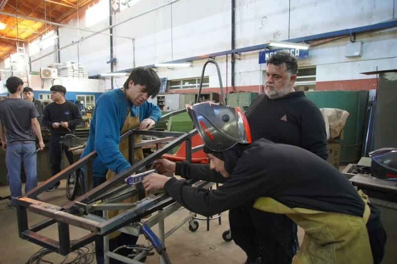Denuncian que hay 1.500 cargos docentes en peligro en escuelas de educación técnica en Santa Fe