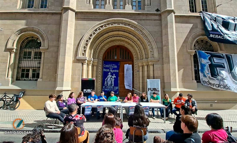 “A la universidad pública tienen que entrar todos”: estudiantes de la UNR pidieron por la Ley de Financiamiento